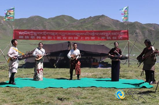 བོད་ཀྱི་གླུ་གར་གློག་བརྙན《དབྱངས་ལ་བརྒྱུས་པའི་བརྩེ་བ》ཕབ་སྐྲུན་མཛད་སྒོ་བསྡུས་པ།