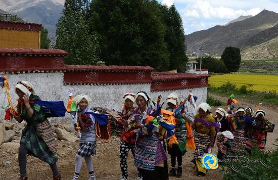 བོད་ལྗོངས་ཀྱི་ཞིང་བས་ལོ་རེའི་འོང་སྐོར་དུས་ཆེན་ལ་རོལ་བ།