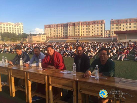 མཚོ་ལྷོ་ཁུལ་མི་རིགས་མཐོ་འབྲིང་དང་པོས་དཔེ་ཀློག་འགྲན་བསྡུར་གྱི་བྱ་འགུལ་སྤེལ་བ།