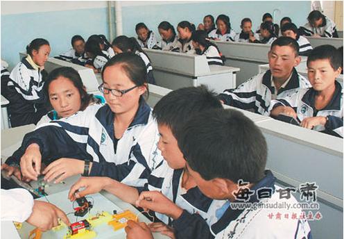 ཀླུ་ཆུ་རྫོང་གིས་སློབ་གྲྭ་ཆུང་འབྲིང་ལ་མ་དངུལ་སྒོར་བཏང་སྟེ་སློབ་ཁྲིད་སྒྲིག་ཆས་ཉོ་སྒྲུབ་བྱས་པ།