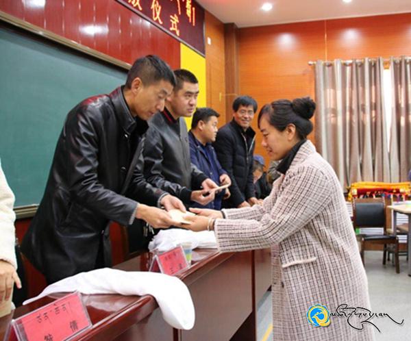 གསེར་ཆེན་རྫོང་མི་རིགས་སློབ་འབྲིང་གིས་སློབ་སྒྲུབ་རོགས་སྐྱོར་མ་དངུལ་འགྲེམ་གཏོང་གི་བྱེད་སྒོ་སྤེལ་བ།