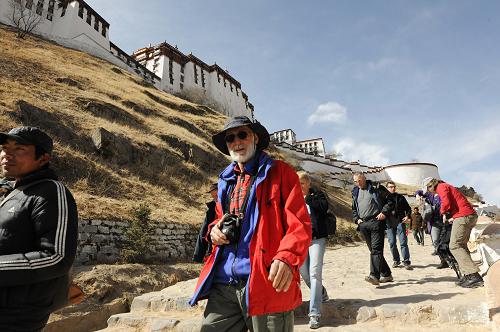 2012ལོའི་ལོ་སར་གྱི་དུས་སུ་བོད་ལྗོངས་གནས་སྐོར་ཡོང་སྒོ་སྒོར་དུང་ཕྱུར་ལ་ཉེ་བ།