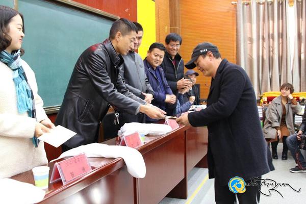 གསེར་ཆེན་རྫོང་མི་རིགས་སློབ་འབྲིང་གིས་སློབ་སྒྲུབ་རོགས་སྐྱོར་མ་དངུལ་འགྲེམ་གཏོང་གི་བྱེད་སྒོ་སྤེལ་བ།