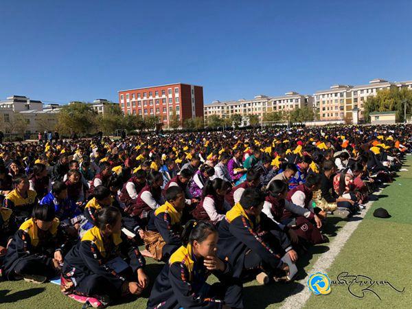 དགེ་རྒན་ཆེན་མོ་བདེ་མཆོག་ལགས་ཀྱིས་མཚོ་ལྷོ་ཁུལ་མི་རིགས་མཐོ་འབྲིང་གཉིས་པར་འཆད་ཁྲིད་གནང་བ།