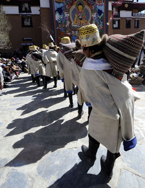 གོང་དཀར་ཆོས་སྡེ་དགོན་གྱིས་བཅོ་ལྔའི་དུས་ཆེན་ལ་ཆོས་ཀྱི་བྱེད་སྒོ་སྤེལ་བ།
