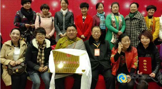 ཡི་དམ་ཚེ་རིང་ལ་་དགེ་རྒན་དཔེ་ལེགས་ཅན་གྱི་གཟེངས་རྟགས་བྱ་དགའ་ཐོབ་པ།