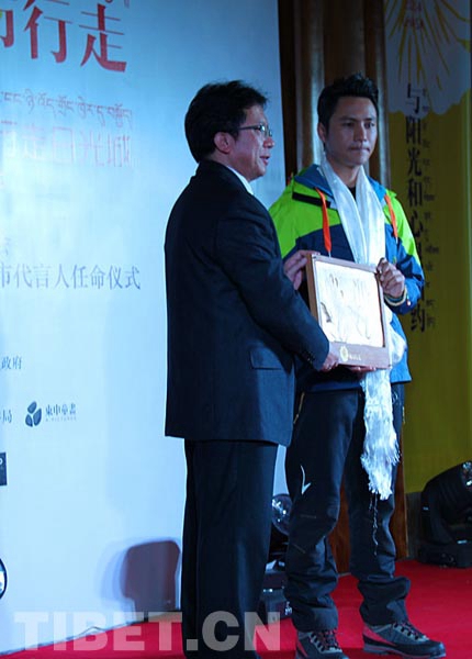 ཉི་འོད་གྲོང་ཁྱེར་ལ་རྐང་ཐང་དུ་བསྐྱོད་པ་ཞེས་པའི་བྱ་འགུལ་འགོ་ཚུགས་པ།