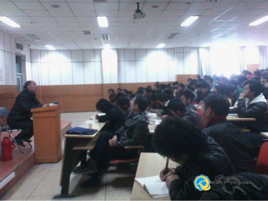 དགེ་རྒན་དགེ་འདུན་རྒྱ་མཚོས་ནུབ་བྱང་མི་རིགས་སློབ་གྲྭ་ཆེན་མོ་རུ་འཆད་ཁྲིད་གནང་།