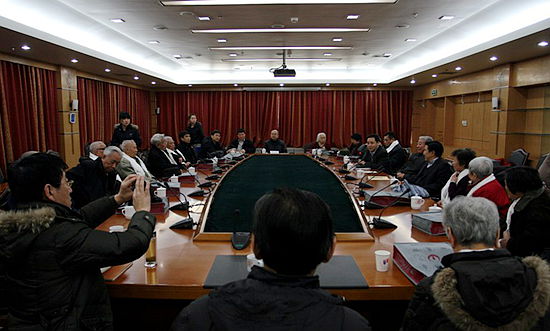 ཀྲུང་གོ་བོད་རིག་པའི་ཞིབ་འཇུག་ལྟེ་གནས་ཀྱིས་བོད་རིག་པའི་ཆེད་མཁས་རྒན་པའི་བཞུགས་མོལ་ཚོགས་འདུ་བསྡུས་པ།