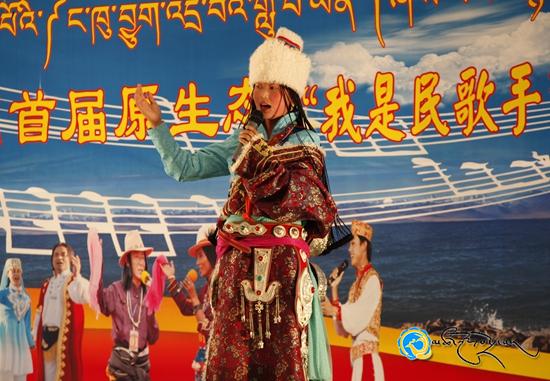 མཚོ་ལྷོར་སྐབས་དང་པོའི་ང་ཁུ་བྱུག་འདྲ་བའི་གླུ་བ་ཡིན་ཞེས་པའི་བརྙན་འཕྲིན་གཟེངས་འདེམ་འགྲན་བསྡུར་སྤེལ་བ།