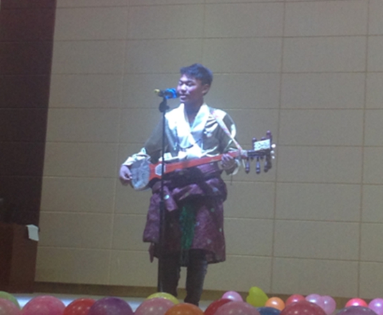 མགོ་ལོག་ཁུལ་མི་རིགས་མཐོ་འབྲིང་གིས་སློབ་རའི་ཕུལ་བྱུང་གླུ་བ་བཅུ་གདམ་པའི་འགྲན་སྡུར་སྤེལ།