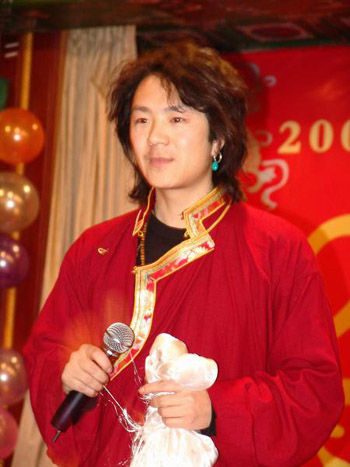 གླུ་བ་ཡོན་ཏན་འཇིགས་མེད་ཀྱིས་ལོ་སར་གྱི་དུས་སུ་བརྩེ་སེམས་ཕུལ་བའི་བྱ་འགུལ་སྤེལ་བ།