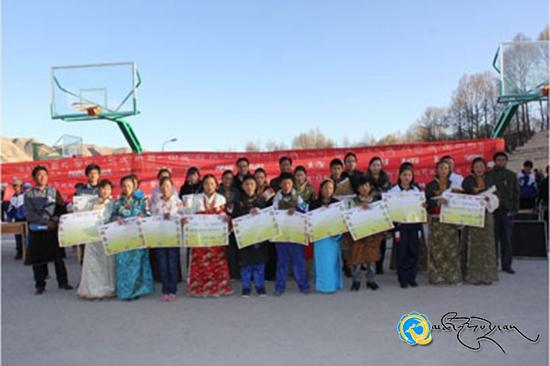 མང་རྫོང་མི་རིགས་སློབ་འབྲིང་གིས་དྲིན་ལ་དྲིན་བཟོའི་སྙན་ངག་གྱེར་འདོན་འགྲན་བསྡུར་སྤེལ་བ།