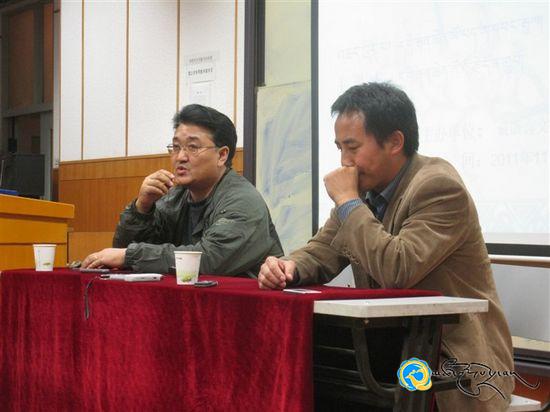 ནུབ་བྱང་མི་རིགས་སློབ་ཆེན་དུ་དགེ་ཆོས་དང་ཆབ་སྤེལ་རྣམ་གཉིས་ཀྱི་རིག་གཞུང་བསམ་བློའི་སྐོར་འཆད་ཁྲིད་གནང་བ།