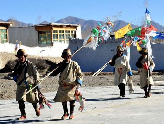 དར་ལྕོག་བཏགས་ནས་ལུས་དབང་ཐང་དར་བའི་སྨོན་འདུན་ཞུ་བ།