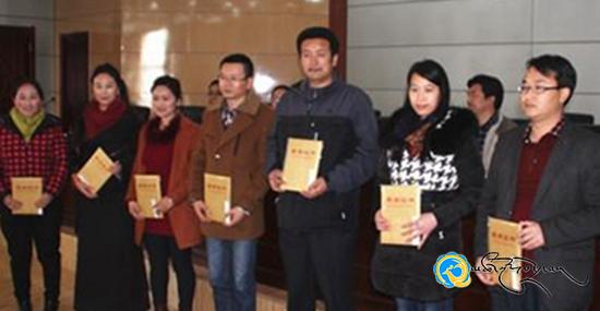 ཀན་ལྷོ་ཁུལ་གྱི་སློབ་འབྲིང་སློབ་མའི་རྩོམ་ཡིག་འགྲན་བསྡུར་གྱི་བྱ་དགའ་གནང་བའི་མཛད་སྒོ་བསྡུས་པ།
