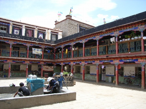 ལྷ་སའི་སྤོམ་མདའ་ཚང་སོགས་གནའ་ཤུལ་བརྒྱད་རྒྱལ་ཡོངས་རིག་དངོས་སྲུང་སྐྱོབ་ཀྱི་མིང་ཐོར་ཚུད་པ།