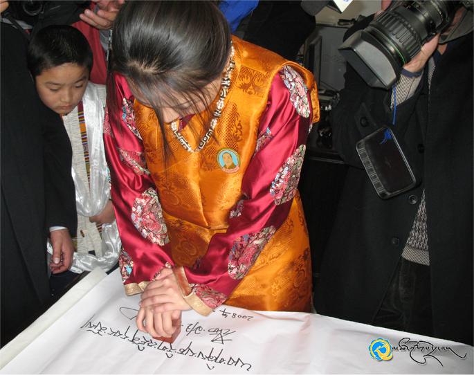 མཚོ་སྔོན་པོའི་དྲ་བ་ལོ་འཁོར་བཅུ་ལོན་པའི་འདས་མ་ད་གསུམ།