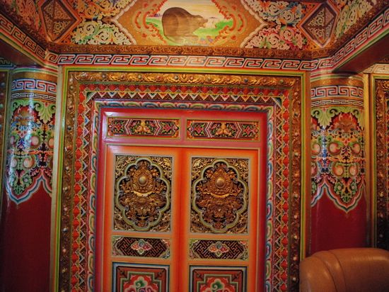 ཐུན་མོང་མ་ཡིན་པའི་བོད་ཀྱི་བཟོ་བཀོད་དང་རྒྱན་སྤྲས་སྒྱུ་རྩལ་རིག་གནས།