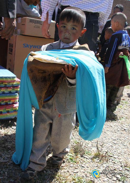 མཚོ་ལྷོ་ཁུལ་བོད་སྐད་ཡིག་བྱ་བའི་ཨུ་ཡོན་ལྷན་ཁང་གིས་མང་རྫོང་སུ་རུག་བྱིས་པའི་གླིང་ལ་རོགས་སྐྱོར་གནང་བ།