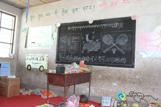 མཚོ་ལྷོ་ཁུལ་བོད་སྐད་ཡིག་བྱ་བའི་ཨུ་ཡོན་ལྷན་ཁང་གིས་མང་རྫོང་སུ་རུག་བྱིས་པའི་གླིང་ལ་རོགས་སྐྱོར་གནང་བ།