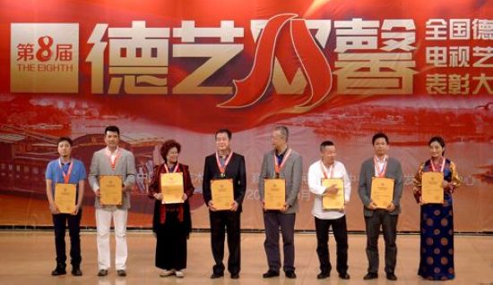 འཆི་མེད་དབང་མོ་ལ་རྒྱལ་ཡོངས་བརྙན་འཕྲིན་སྒྱུ་རྩལ་ལས་སྒྲུབ་པའི་གཟེངས་རྟགས་ཐོབ།