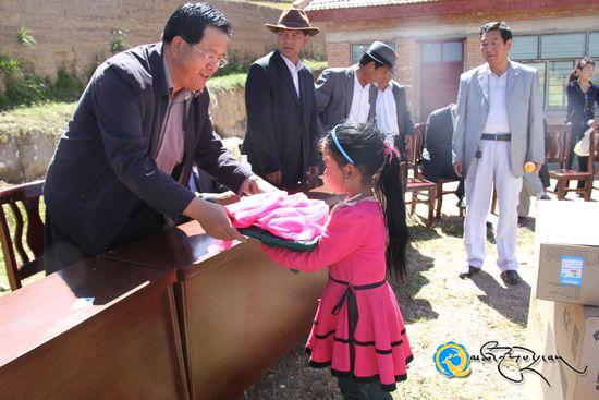 མཚོ་ལྷོ་ཁུལ་བོད་སྐད་ཡིག་བྱ་བའི་ཨུ་ཡོན་ལྷན་ཁང་གིས་མང་རྫོང་སུ་རུག་བྱིས་པའི་གླིང་ལ་རོགས་སྐྱོར་གནང་བ།