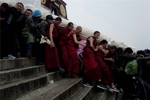 ལྷ་སའི་ཞོ་སྟོན་སྐབས་སུ་འབྲས་སྤུངས་དགོན་པས་གོས་སྐུ་ཞལ་མཇལ་གྱི་བྱེད་སྒོ་སྤེལ་བ།
