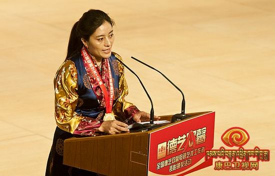 འཆི་མེད་དབང་མོ་ལ་རྒྱལ་ཡོངས་བརྙན་འཕྲིན་སྒྱུ་རྩལ་ལས་སྒྲུབ་པའི་གཟེངས་རྟགས་ཐོབ།