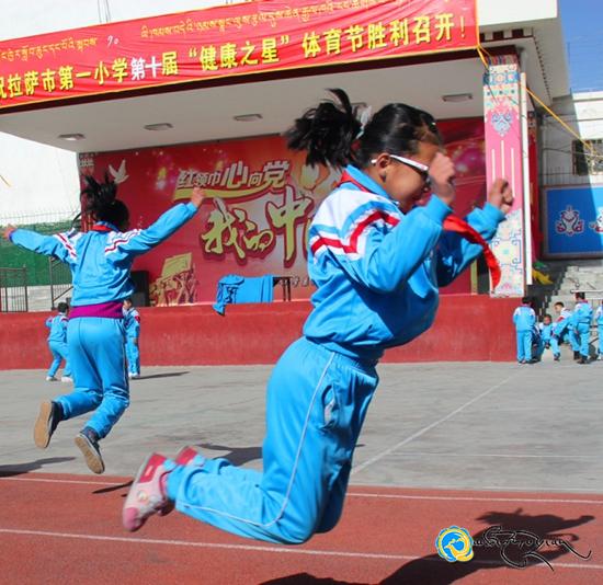 ལྷ་ས་གྲོང་ཁྱེར་སློབ་ཆུང་དང་པོས་ལུས་རྩལ་འགྲན་ཚོགས་བསྡུས།