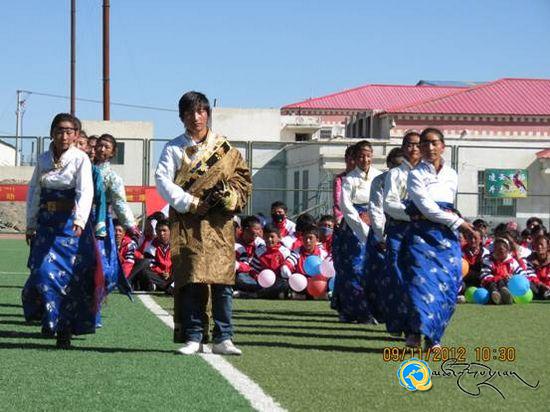 ཐེམ་ཆེན་རྫོང་མི་རིགས་སློབ་འབྲིང་དང་པོས་སློབ་རའི་ལུས་རྩལ་འགྲན་ཚོགས་སྐབས་བཞི་བ་སྤེལ་བ།