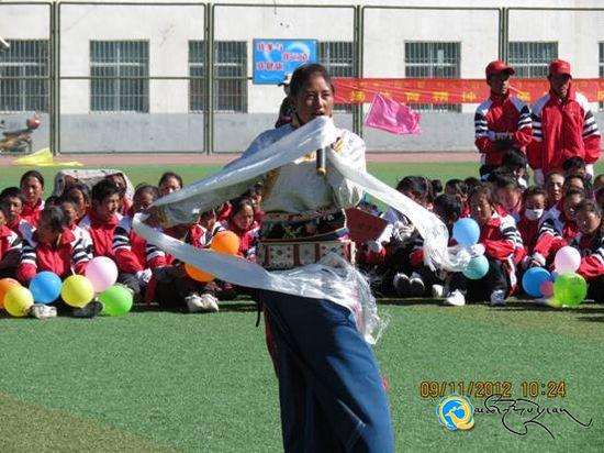 ཐེམ་ཆེན་རྫོང་མི་རིགས་སློབ་འབྲིང་དང་པོས་སློབ་རའི་ལུས་རྩལ་འགྲན་ཚོགས་སྐབས་བཞི་བ་སྤེལ་བ།