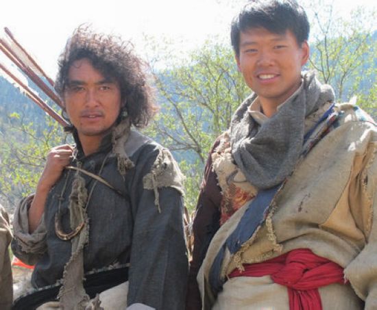 མི་རིགས་བརྙན་འཕྲིན་ཟློས་གར༼གཡག་གི་ལོ་ཟླ༽ཞེས་པ་སེམས་ཀྱི་ཉི་ཟླར་ཕབ་བཞིན་པ།