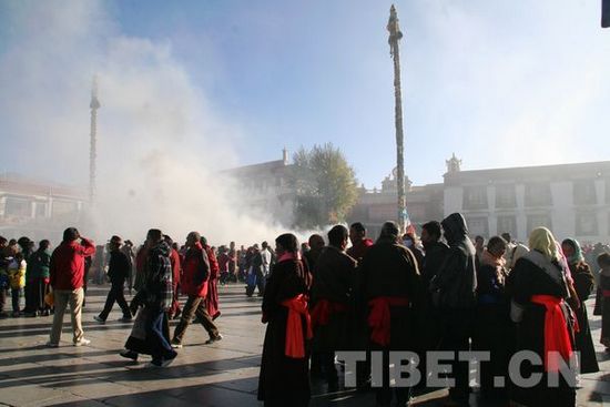 བོད་ཀྱི་དད་ལྡན་མང་ཚོགས་རྣམས་ལྷ་བབས་དུས་ཆེན་ལ་རོལ་བ།