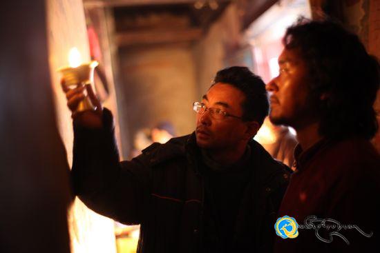 འཁྲབ་ཁྲིད་པ་པདྨ་ཚེ་བརྟན་གྱི་གློག་བརྙན《གཡང་མདའ》ཕབ་བསྐྲུན་ལེགས་འགྲུབ་བྱུང་།