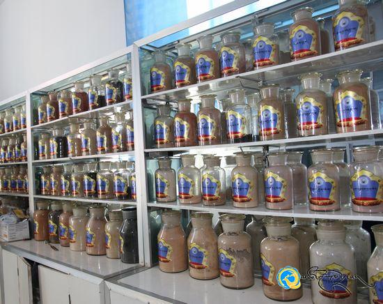 མཚོ་སྔོན་ཞིང་ཆེན་བོད་སྨན་ཁང་གི་རང་སྦྱོར་སྨན་རྫས་རིགས187སྨན་བཅོས་ཉེན་སྲུང་སྨན་རྫས་དཀར་ཆག་ཏུ་བཞག་པ།
