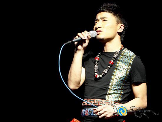 གླུ་བ་པདྨ་བསམ་གྲུབ་ཀྱི་སྙན་གྲགས་མཁའ་ལ་འཕྱོ་བཞིན་ཡོད་པ། གླུ་བ་པདྨ་བསམ་གྲུབ་ཀྱི་སྙན་གྲགས་མཁའ་ལ་འཕྱོ་བཞིན་ཡོད་པ།