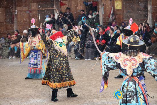 འཁྲབ་ཁྲིད་པ་པདྨ་ཚེ་བརྟན་གྱི་གློག་བརྙན《གཡང་མདའ》ཕབ་བསྐྲུན་ལེགས་འགྲུབ་བྱུང་།