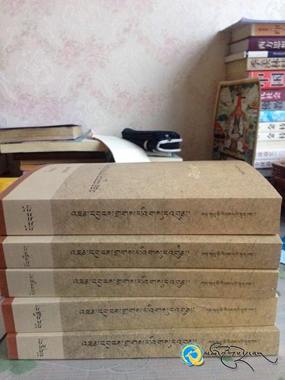 སློབ་དཔོན་ཆེན་མོ་འཇམ་དབྱངས་གྲགས་པའི་གསུང་འབུམ་འགྲེམས་སྤེལ་ཚོགས་འདུ་རེབ་གོང་ནས་བསྡུས།