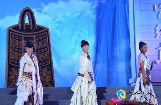 ཨ་ཅག་ཚན་སྡེབ་ཀྱིས་ནུབ་བྱང་དགེ་འོས་སློབ་ཆེན་ལོ་འཁོར110ལོན་པའི་རིག་རྩལ་དགོང་ཚོགས་སུ་གླུ་གཞས་ཕུལ།
