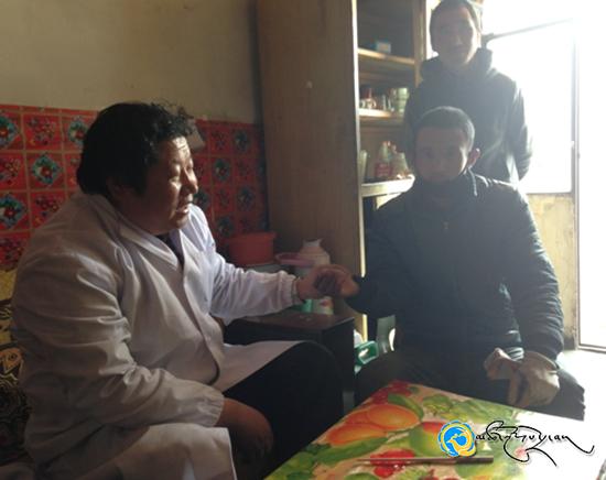ཐེམ་ཆེན་རྫོང་ཤེས་ཡོན་གྲོང་རྡལ་དུ་སྨན་པ་རྒྱ་མཚོ་ཡིས་སྨན་སྦྱིན་གཏོང་བའི་མཛད་སྒོ་སྤེལ།
