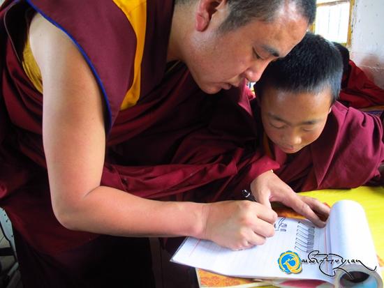 བོད་ཀྱི་ཡིག་གཟུགས་འཛིན་སྐྱོང་སྤེལ་གསུམ་ལ་གཞོལ་མཁན་རིག་སྨོན་བསམ་གཏན།