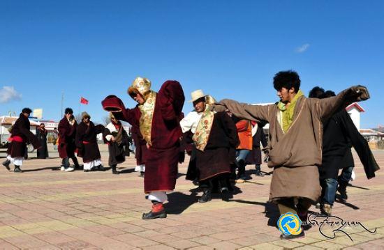 ཧུང་ཡོན་གྱིས་དམངས་སྲོལ་རིག་གནས་བརྒྱུད་སྤྲོད་དར་སྤེལ་བྱ་འགུལ་སྤེལ།