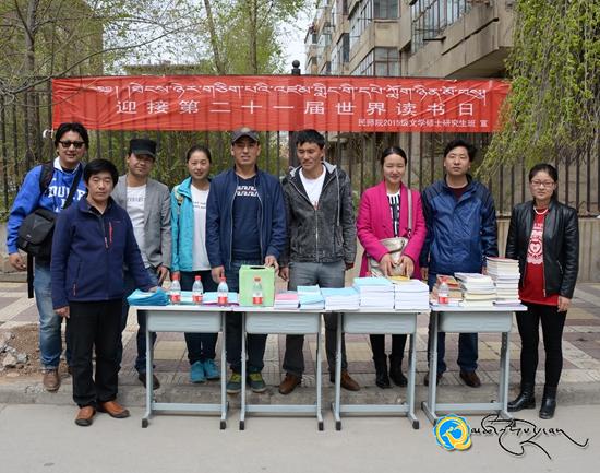 མཚོ་སྔོན་དགེ་འོས་སློབ་ཆེན་དུ་འཛམ་གླིང་དཔེ་ཀློག་ཉིན་མོར་དཔེ་ཀློག་གི་བྱེད་སྒོ་སྤེལ་བ།