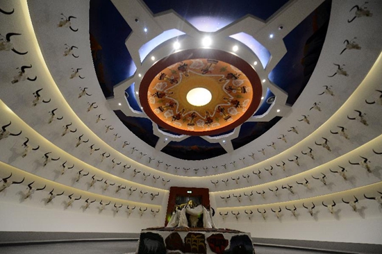 བོད་ལྗོངས་གཡག་རྟེན་མཛོད་གླིང་དེ་རིན་མི་ལེན་པར་དངོས་སུ་ཕྱི་ཕྱོགས་སུ་སྒོ་ཕྱེས་པ།