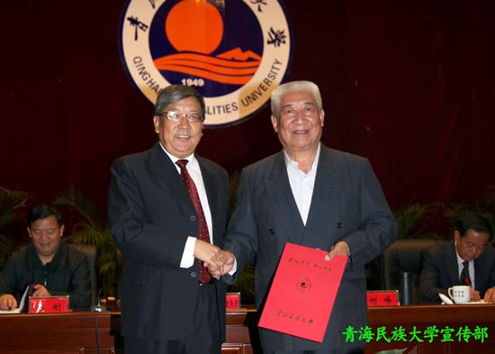 མཚོ་སྔོན་མི་རིགས་སློབ་ཆེན་དུ་འབུམ་རམས་པའི་ཡོན་གནས་སློབ་གསོའི་མགོ་རྩོམ་མཛད་སྒོ་བསྡུས།