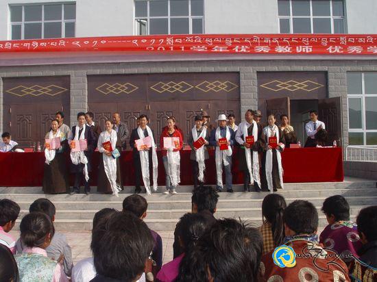 མཚོ་ལྷོ་ཁུལ་མི་རིགས་མཐོ་འབྲིང་གཉིས་པས་གཟེངས་བསྟོད་ཚོགས་འདུ་བསྡུས་པ།