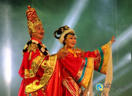 བོད་ཀྱི་གླུ་གར་ཆེན་མོ《གསེར་གྱི་ཉི་ཟླ》