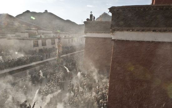 བོད་མི་རྣམས་ཀྱིས་རྩམ་པ་གཏོར་བའི་གསོལ་སྨོན་གྱི་བྱེད་སྒོ་སྤེལ།