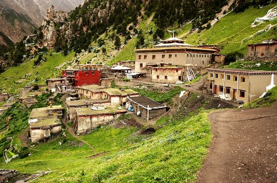 གླིང་གི་དཔའ་རྟུལ་སུམ་ཅུའི་སྐུ་གདུང་མཆོད་རྟེན་དང་རྟ་རྣ་དགོན་པ་ལ་ཞིག་གསོ་བྱེད་རྒྱུ་རེད།